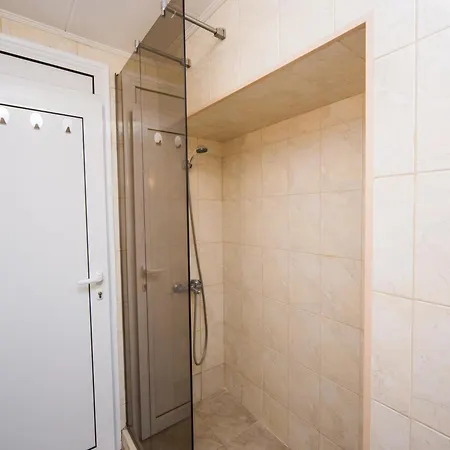 The Square - Old Flat With 2 Bedrooms, 1st Fl Daire