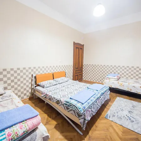 The Square - Old Flat With 2 Bedrooms, 1st Fl *