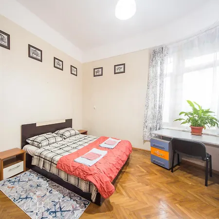 Апартаменты The Square - Old Flat With 2 Bedrooms, 1st Fl